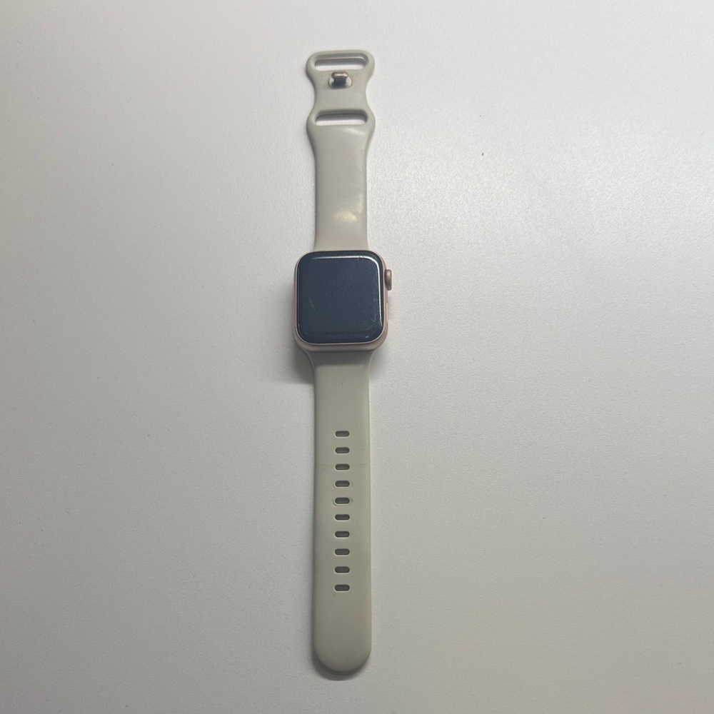 Apple Watch SE GPS, 40mm gold aluminum case, starlight sportsband (refurbished)